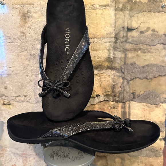 Vionic Black Textured Women's Sandals - Picture 1 of 5